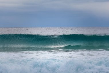 Büyük okyanus dalgası - minimalist manzara, sadece okyanus ve gökyüzü ve kopyalama alanı
