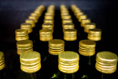 Altın kapaklı zeytinyağı şişeleri giderek azalan perspektifte