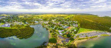 Avustralya 'daki küçük kıyı kasabası ve okyanus kıyılarının havadan manzarası.