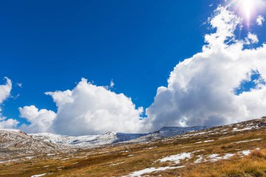 Güzel beyaz bulutlar ve mavi gökyüzü Karlı Dağlar, Yeni Güney Galler, Avustralya
