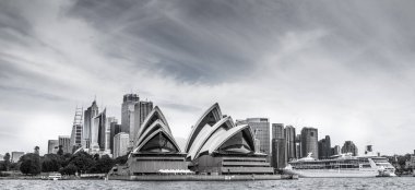Sydney 's Skyline' da Opera Binası ve büyük bir yolcu gemisi var..