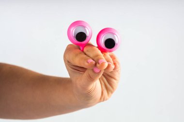 Şaşkın ve derin derin düşünen, kadın eli ve şaşı gözleriyle tasvir edilmiş komik karakter yaratığı. Kopyalama alanı olan beyaz üzerine izole edilmiş