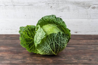 Tüm lahana ahşap masanın üzerinde.