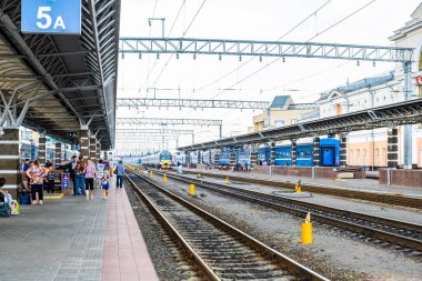 Gomel, Belarus - 27 Haziran 2019: İnsanlar Homiel tren istasyonunda tren bekliyor