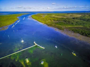 Warneet rıhtımının, mangrovların ve okyanus koyunun havadan panoramik görüntüsü. Melbourne Victoria, Avustralya.