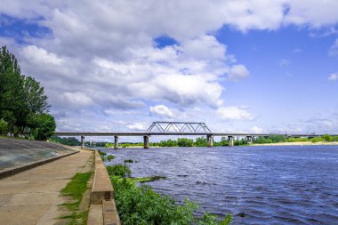 Belarus 'ta bulutlu bir günde Pripyat nehri üzerindeki köprü