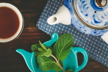 Çay, çay ve naneli bir çaydanlık yakın plan. Üst görünüm