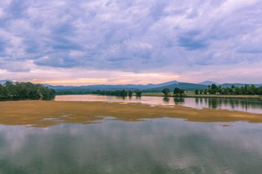 Güzel sığ göl manzarası gün batımı