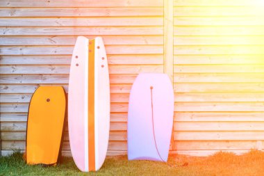 Tahta kulübe, dinlenme ve tatil konseptine yaslanmış üç farklı boyutta vücut tahtası.