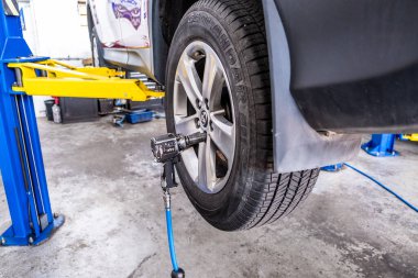 Melbourne, Avustralya - Aralık 2019: Bir atölyedeki araçtan çıkarmak için arabanın tekerleğine takılan hava aracı