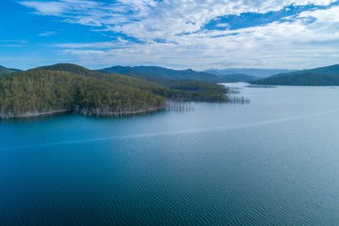 Advancetown Gölü ve çevresinin havadan görünüşü. Advancetown, Queensland, Avustralya