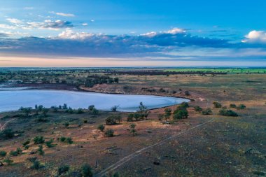 Avustralya çölü ve alacakaranlıkta tuzlu göl manzarası