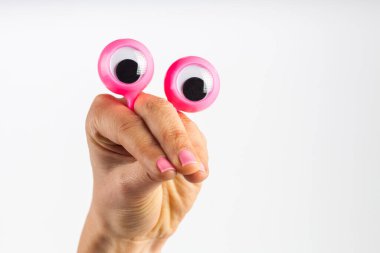 Komik karakter yaratığı çok şaşırmış ve korkmuş görünüyor. Kadın eli ve şaşı gözleriyle tasvir edilmiş. Kopyalama alanı olan beyaz üzerine izole edilmiş