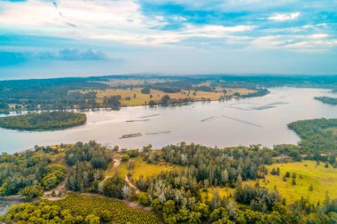 Millers Creek 'in ve etrafındaki kırsal bölgelerin havadan manzarası. Harrington, Yeni Güney Galler, Avustralya