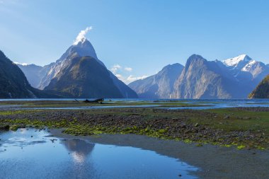 Mitre Peak Milford Sound, Fiordland Ulusal Parkı, Yeni Zelanda.