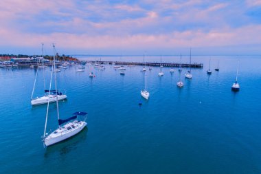 Gün doğumunda Mornington İskelesi yakınlarında demirli tekneler.