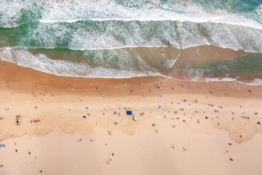 Hava manzarası - sahildeki insanlara tepeden bakıyor.