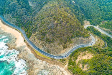 Büyük Okyanus Yolu üzerinde giden araçlar - hava manzarası