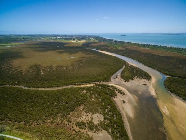 Rhyll 'deki mangrovların ve kırsal kıyı şeridinin havadan görüntüsü. Phillip Adası, Victoria, Avustralya