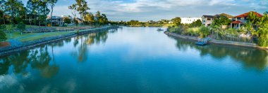 Reedy Creek 'in hava manzarası ve Varsity Lakes, Gold Coast, Queensland, Avustralya' da yürüyüş yolu.