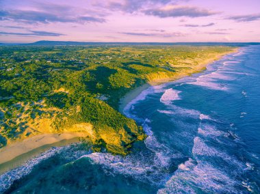 Gün batımında engebeli kıyı şeridinin havadan görünüşü. Melbourne, Avustralya