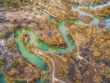 Güney Avustralya, Riverland 'da güzel, dolambaçlı Murray Nehri' nin kenarındaki kırmızı arabanın hava manzarası - macera ve seyahat kavramı