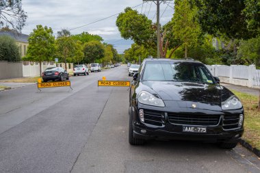 Melbourne, Avustralya - 15 Aralık 2019: Porsche Cayenne Kapalı Yol tabelasının önüne park etti