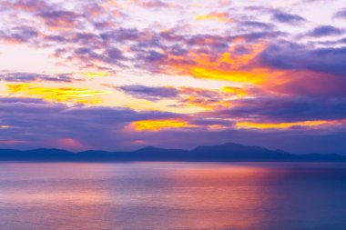 Sunset, Stewart Adası, Yeni Zelanda 'daki tepelerin siluetleri
