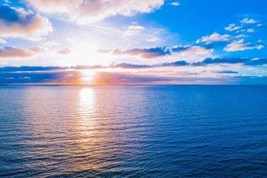 Suyun üzerinde güzel bir günbatımı - minimalist deniz manzarası