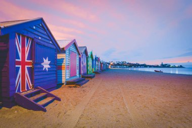 Güneşin doğuşunda kurtarma botu olan güzel Brighton hamamlarında, Melbourne, Avustralya