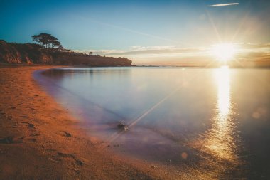 Sunset 'in deniz manzaralı evi uçurumun kenarında..