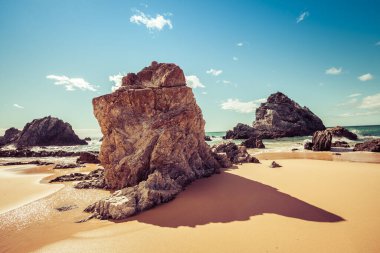 Parlak güneşli bir günde okyanus sahilinde güzel bir kaya oluşumu.