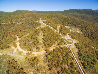 Kosciuszko Yolu yakınlarındaki Hidrodalga Kulesi 'nin havadan görüntüsü, Yeni Güney Galler, Avustralya