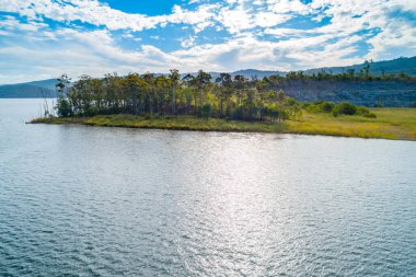 Göl ve ağaçlar beyaz bulutlar ve mavi gökyüzü - manzaralı hava manzarası
