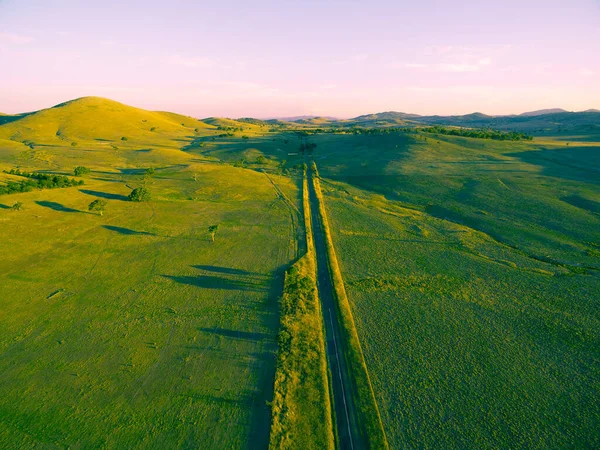 Estrada Rural Reta Passando Pelo Campo Pôr Sol — Fotografia de Stock