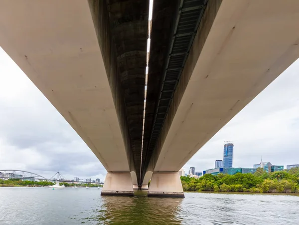 Zeilen Onder Victoria Bridge Brisbane River — Stockfoto