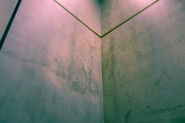 Γωνιά Από Γυαλισμένο Μπετόν Εσωτερικό Τοίχο Πολύχρωμο Φωτισμό Και Αντίγραφο — Φωτογραφία Αρχείου