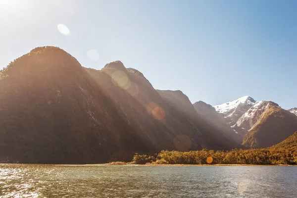 Majestic Χιονισμένες Κορυφές Του Milford Sound Ηλιακή Έκλαμψη Fiordland Νέα — Φωτογραφία Αρχείου