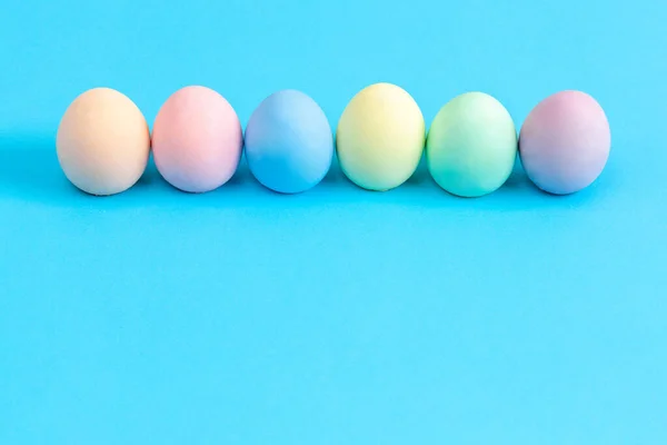 Fila Coloridos Huevos Pascua Pintados Colores Claros Sobre Fondo Azul — Foto de Stock