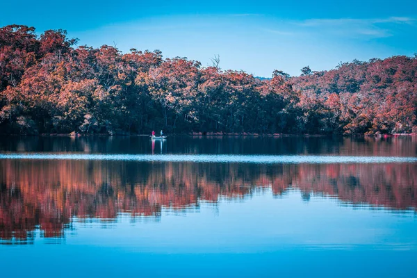 Pequeno Barco Com Dois Pescadores Superfície Lisa Água Rio Paisagem — Fotografia de Stock