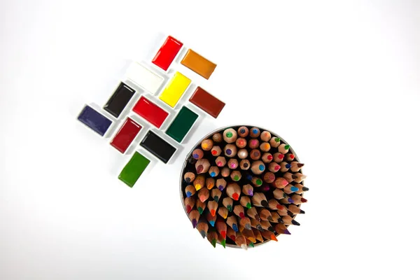 ソリッド水彩パンと鋭い色の鉛筆 コピースペース付きのトップビュー — ストック写真