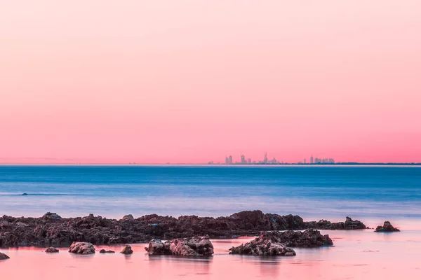 Melbourne Cbd Skyline Saat Matahari Terbenam Kejauhan Dengan Formasi Batuan — Stok Foto