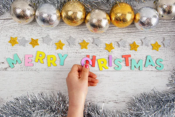 Mano Las Niñas Colocando Letra Texto Feliz Navidad Sobre Mesa —  Fotos de Stock