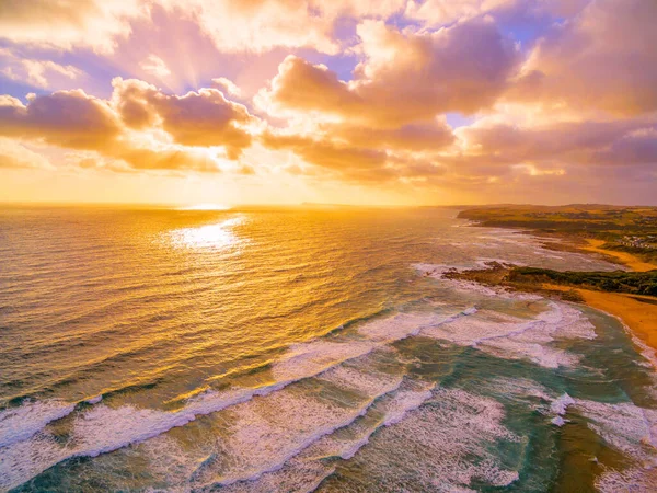 Ζωντανό Λαμπερό Ηλιοβασίλεμα Πάνω Από Τον Ωκεανό Και Τις Ακτές — Φωτογραφία Αρχείου