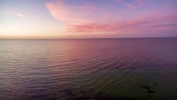 海に沈む夕日の空中パノラマ 空と雲と水だけだ 美しい穏やかなシーン — ストック写真