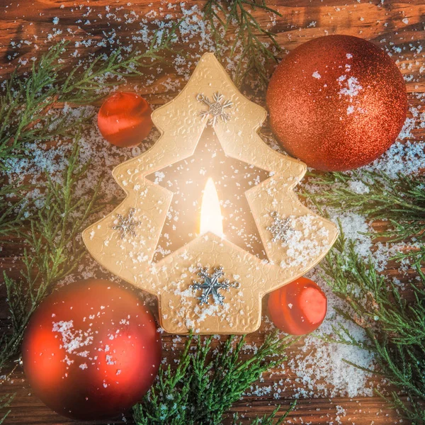 Belle Bagattelle Rosse Candela Incandescente All Interno Decorativo Albero Natale — Foto Stock