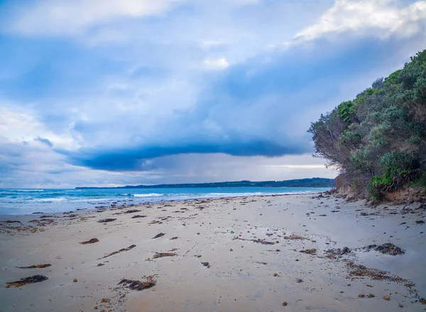 Güzel Okyanus Sahilinin Üzerinde Yuvarlak Fırtına Bulutu — Stok fotoğraf