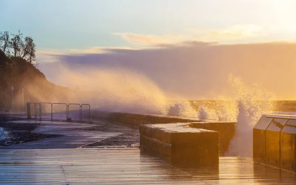 Wellen Die Bei Sonnenuntergang Mit Wucht Auf Mornington Pier Und — Stockfoto