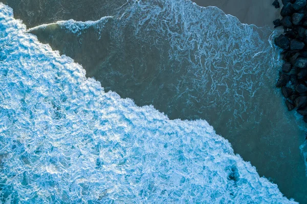 Naar Beneden Kijkend Naar Krachtige Oceaangolven Die Aan Land Verpletteren — Stockfoto