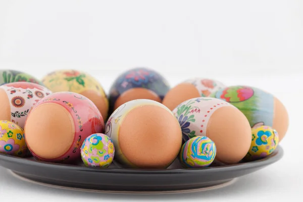 Пасхальные Яйца Шоколад Черной Тарелке Крупным Планом — стоковое фото